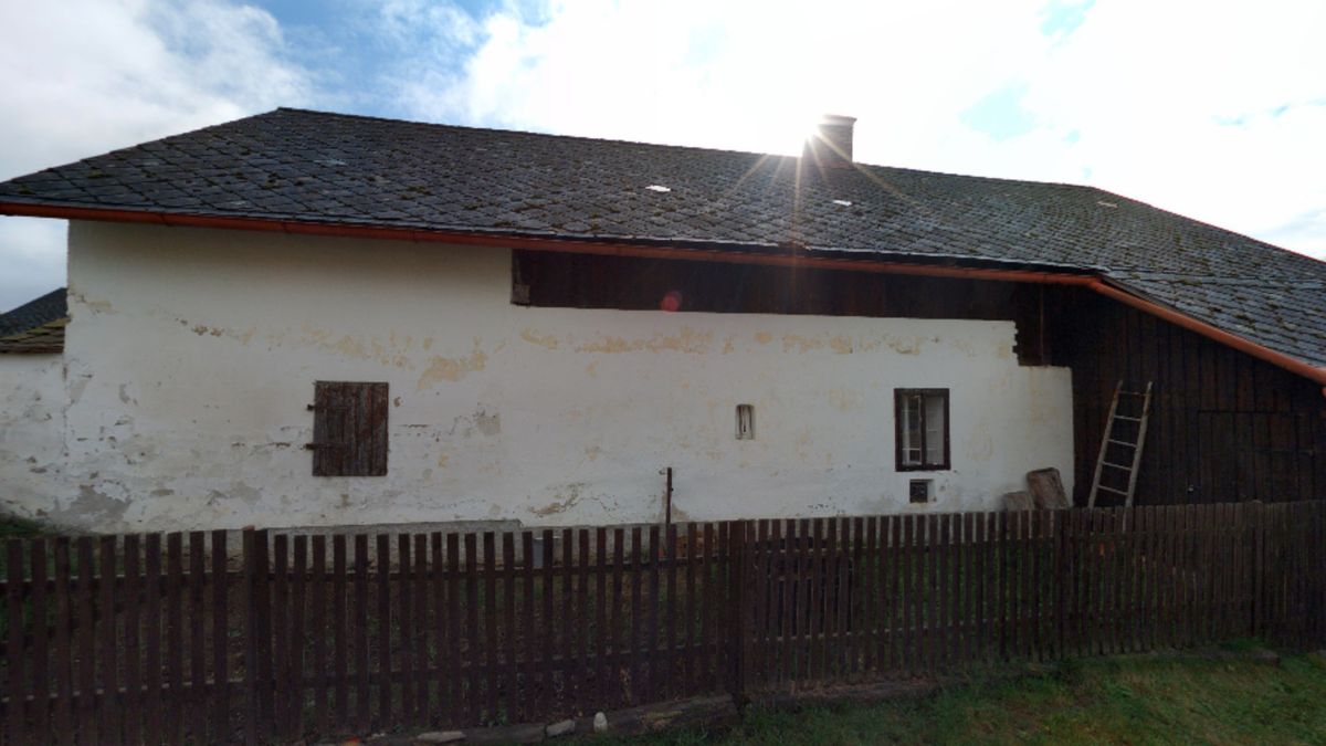 V domku na Domažlicku našli ohořelé lidské tělo